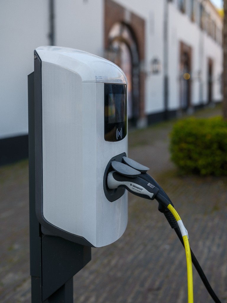 Laadpaal met aangesloten laadkabel voor onderhoud en storingen
